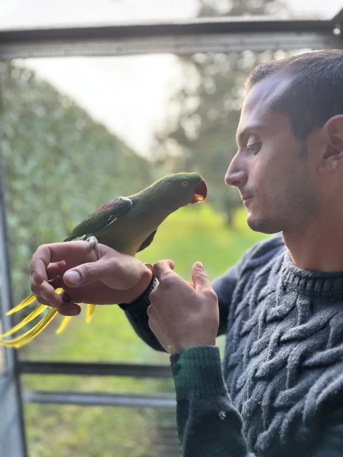 Gabriele con pettorine Happy Parrots confezionate